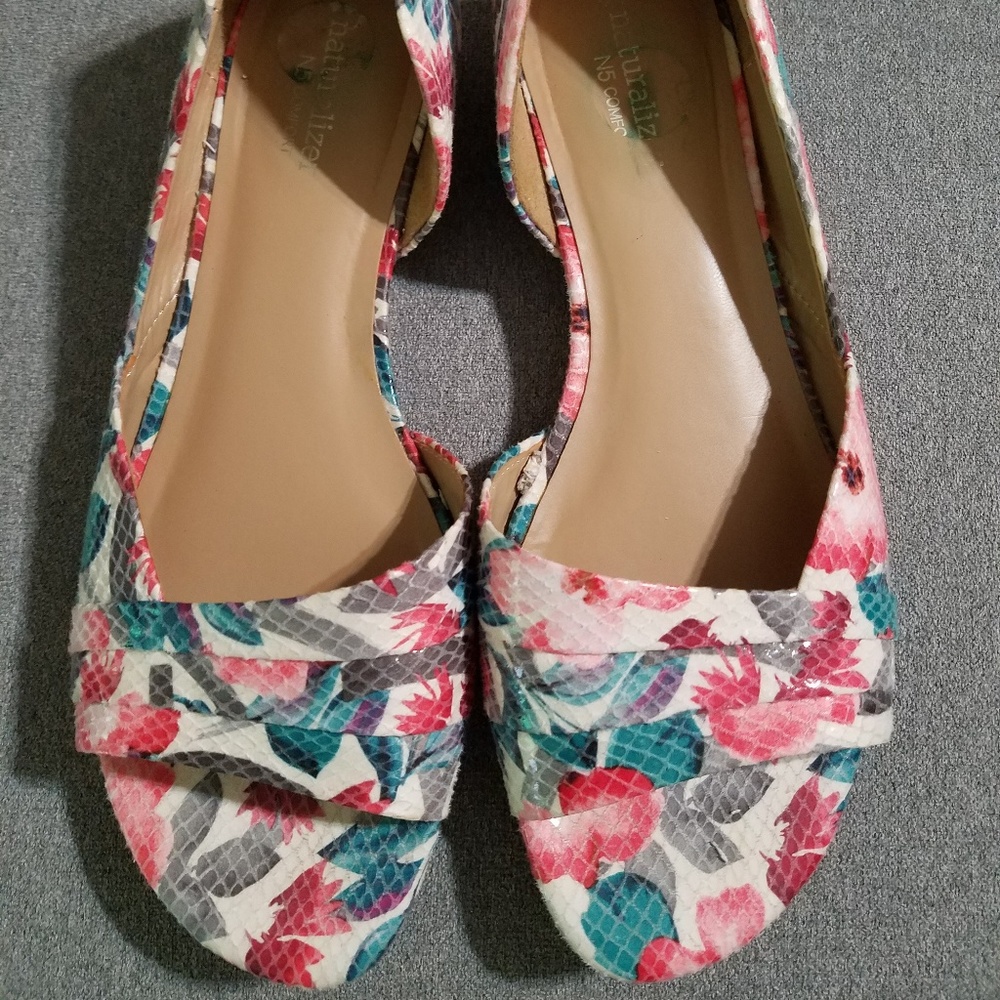 Naturalizer floral wedge